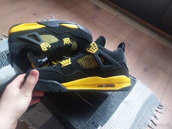 Jordan 4 Retro Thunder - 7