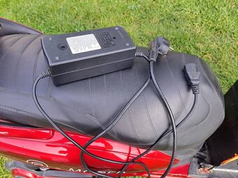 Elektrický skuter z dvoma batériami. - 7