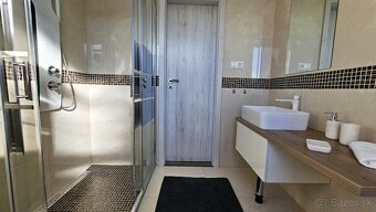 EXKLUZÍVNE Moderný zariadený 4-izbový rodinný dom, 2 k - 7