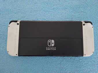 Nintendo Switch OLED + 7 hier + 2x Joy-Con + púzdro – stav a - 7