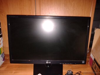 Predám monitor LED LCD Full Hd LG Flatron E2242 - 7