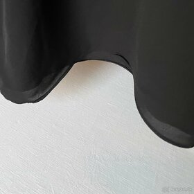 H&M Čierne šifónové tielko s véčkovým výstrihom veľkosť 32 - 7