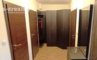 Na prenájom nadštandardný 2 izbový byt v centre Nových Zámko - 7