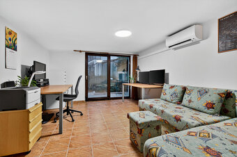 Na predaj - Priestranný 5-izbový rodinný dom s krytým bazén - 7