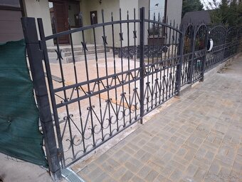 Zákazková výr. hliníkové ploty brány zábradlia kovové brány - 7