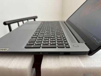 15.6"/Lenovo/8GB RAM DDR5/NvMe SSD 128GB/Intel HD 2GB/- - 7