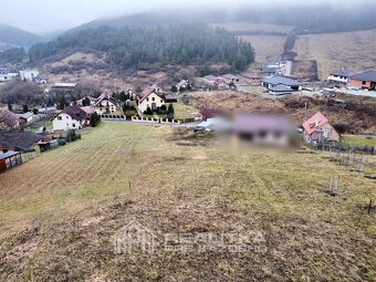 Priestranný pozemok s krásnym výhľadom v Lietavskej Svinnej- - 7