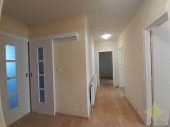 Na predaj ZREKONŠTRUOVANÝ 2-izbový byt s dvorom a GARÁŽOU v - 7