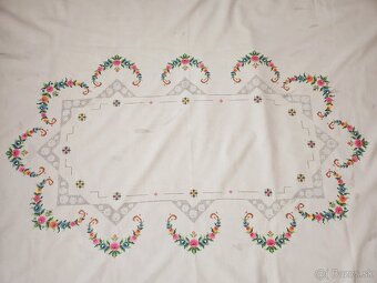 Krásny maslový obrus zdobený farebnou výšivkou kvietkov a až - 7