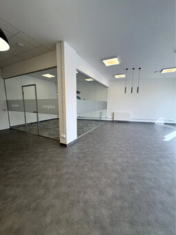 Reprezentatívny obchodný priestor v novostavbe v centre mest - 7