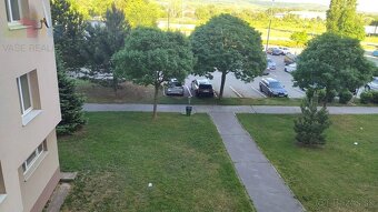 Prenajom izby s príslušenstvom a loggiou v trojizbovom byte, - 7
