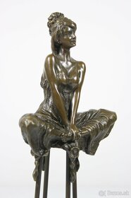 Bronzová socha mladej dámy na barovej stoličke, 29cm - 7