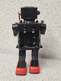 STARÁ HRAČKA TELEVÍZNY SPACE ROBOT NA BATÉRIE - 7