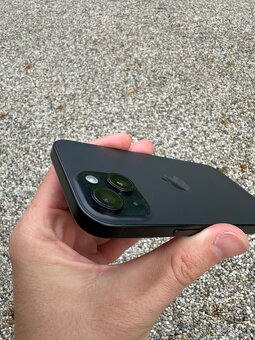 iPhone 15 - baterie 94% - 7