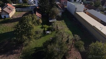 Starší rodinný dom s veľkým pozemkom - 7