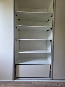 Vstavaná skriňa 300x250x70 - 7