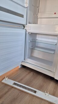 Whirlpool 70cm 400l vstavana kombinovana chladnicka - 7