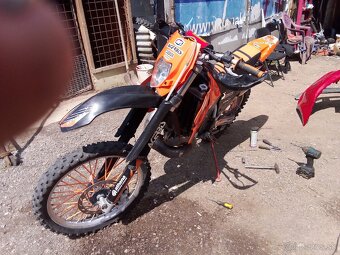 Predám KTM EXC 250 je to 2-tak rok 2001 pojazna - 7