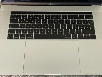 MacBook Pro 2018 15", 16GB RAM, 256GB SSD - 7