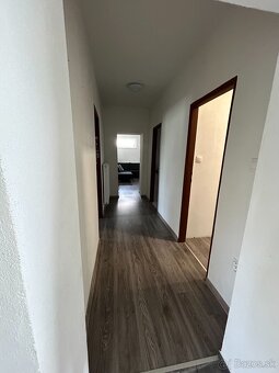 Na predaj zrekonštruovaný rodinný dom v obci Kozárovce - 7