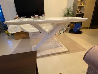 Elegantny biely leskly jedalensky stol - 7