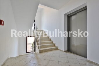 Plně zařízené studio (1+kk, 46 m²) s balkonem s krásným výhl - 7