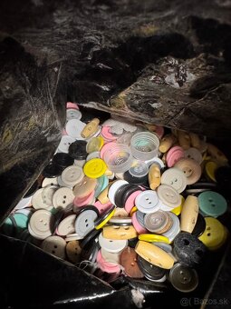 Gombíky - mix farieb, cela krabica - 7