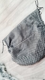 Predám obojstranný uni handmade fusak - nánožník + kožušinka - 7