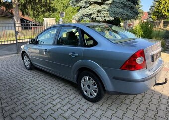 Ford Focus 1,6i Ghia Tažné Klima benzín manuál 74 kw - 7