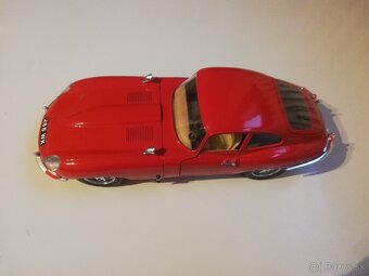 1:18 Jaguar E-type 1961 Bburago coupe cervena - 7