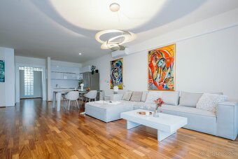 Nadčasová elegancia v srdci zelene - 7