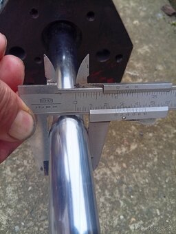 Predám tieto 3 dvojčinné hydraulické piesty - 7