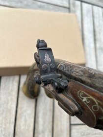 Stará pištoľ zdobená striebrom - 7