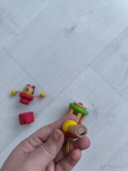 malé drevené hračky - píšťalka, hrkálky i nádobka na zúbok - 7