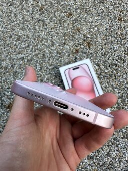 iPhone 15 - baterie 100% - 7