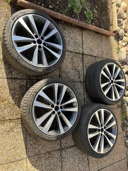 Sada 19 originál Jaguar XE S diskov s pneu Pirelli - 7