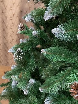 NOVÝ vianočný 3D stromček so šiškami a stojanom, - 7