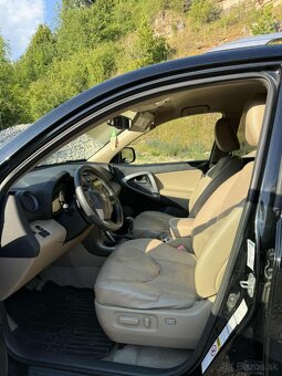 Predám toyotu rav4 2009 - 7