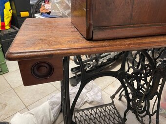 Šijací stroj na stolíku - 7