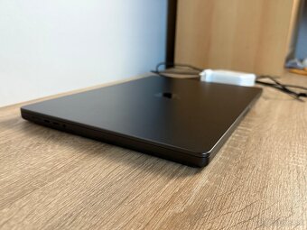 Predám macbook M3 pro MAX 1TB,36RAM,30CPU,14GPU,velkosť 16’ - 7