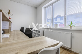 Rodinný dom s multifunkčným využitím v  centre Galanty - 7