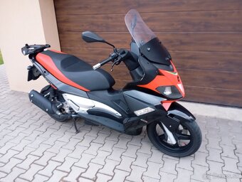 Aprilia SR Max 300 - 7