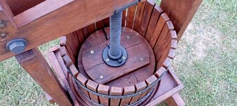 Starý drevený lis na hrozno - 7