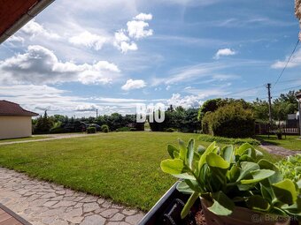 Ponuka rodinného domu s krásnym pozemkom a dvojgarážou - 7