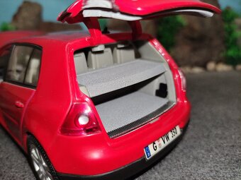 Prodám model 1:18 Volkwagen Golf V - 7