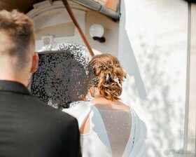 Svadobné šaty s jednoduchými líniami - 7