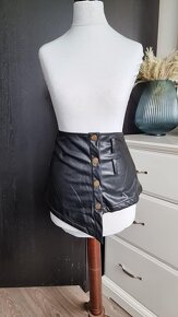 Koženková sukňa s opaskami - 7