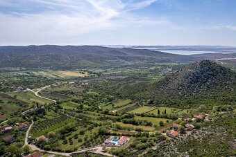 Luxusná vila s priestranným pozemkom a výhľadom na prírodné - 7