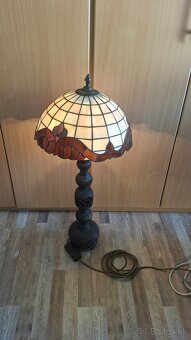 Tiffany štýl stojacia lampa – vitrážové sklo, kovová noha - 7