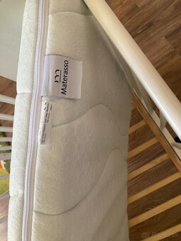 Predám používanú detskú drevenú postielku aj s matracom post - 7